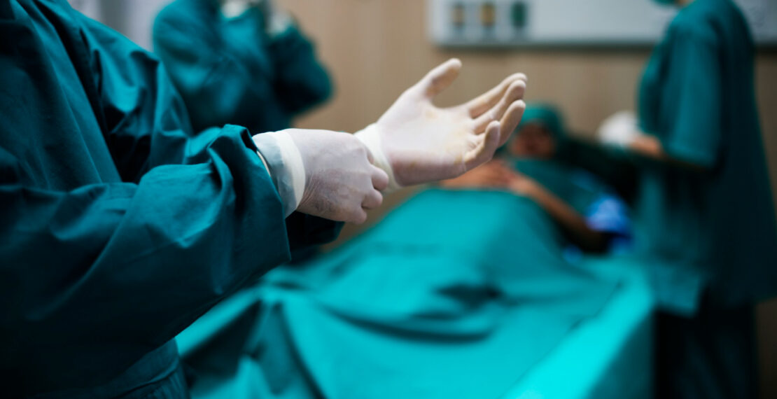 doctors-preparing-operation