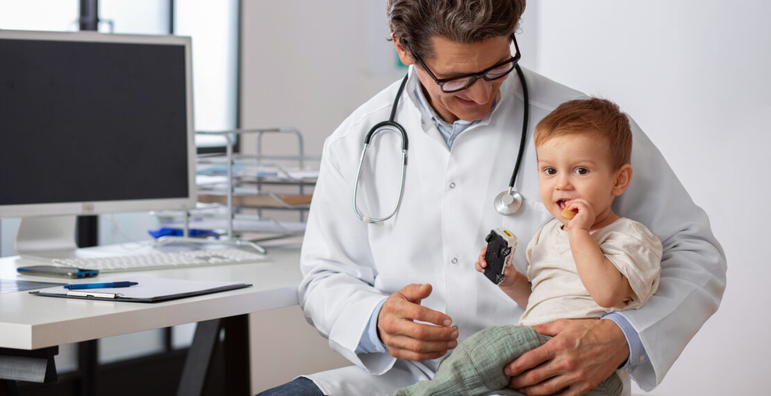 pediatrician-holding-toddler-consulation