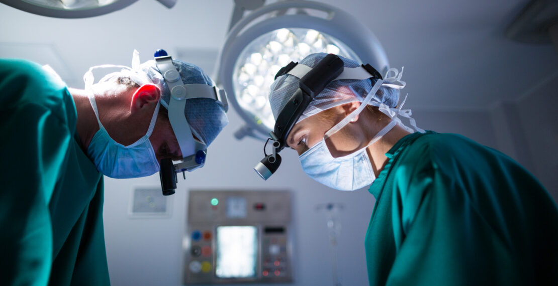 surgeons-wearing-surgical-loupes-while-performing-operation